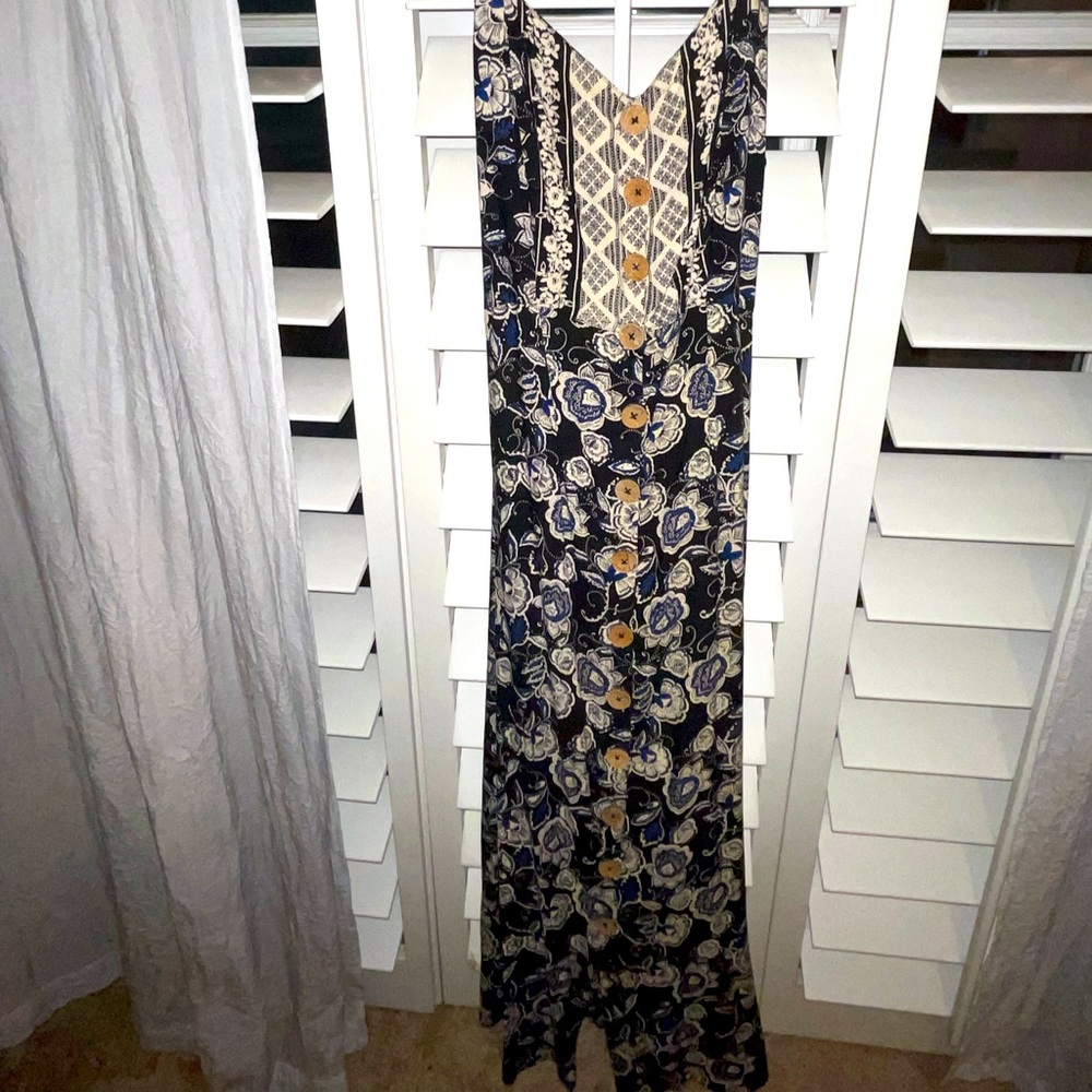 Small boutique open back strapped flowing brunch dress